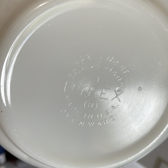 Pyrex Vintage Butterfly Gold 1 1/2 Quart Bowl. Very Gold Condition. 1 1/2 Quart. - Picture 6 of 7